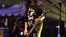 Bassis grup band Jamrud, Ricky Tedy saat tampil di panggung Bergelora perhelatan Berdendang Bergoyang Festival, Kawasan Istora Senayan, Jakarta, Jumat (28/10/2022). Tampil selama lebih kurang satu jam, Jamrud menghentak penggemarnya dengan sejumlah lagu baru dan lawas, diantaranya Telat 3 Bulan, Pelangi di Matamu, Surti Tejo, dll. (Liputan6.com/Helmi Fithriansyah)
