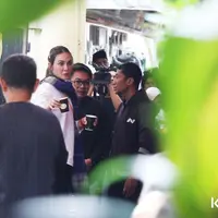 Rumah duka tampak ramai dengan para pelayat untuk menyampaikan belasungkawa dan mendoakan. [KapanLagi.com/Budy Santoso]