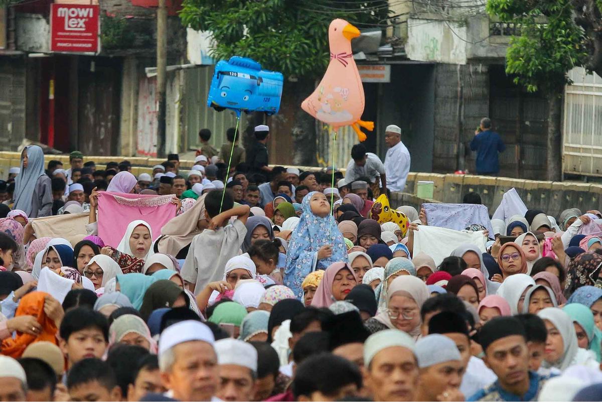 FOTO: Shalat Idul Adha di Depan Gereja Koinonia, Simbol Toleransi Umat Beragama