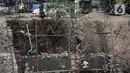 Pekerja menyelesaikan pengerjaan turap di bantaran Kali Kramat Jati, Jakarta, Jumat (20/1/2023). Pembangunan turap bertujuan untuk mencegah longsor yang dapat membahayakan warga sekitar. (Liputan6.com/Faizal Fanani)