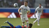 Pemain Uruguay U-20, Anderson Duarte berusaha melewati pemain Gambia U-20 pada laga 16 besar Piala Dunia U-20 di Estadio Unico Madre de Ciudades, Argentina, Jumat (02/06/2023) dini hari WIB. (AP Photo/Nicolas Aguilera)