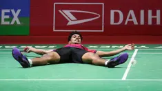 Pebulutangkis tunggal putra Indonesia, Chico Aura Dwi Wardoyo tergeletak di atas lapangan setelah terkena backhand smash dari pebulutangkis tunggal putra Indonesia, Jonatan Chirstie pada laga final Indonesia Masters 2023 yang berlangsung di Istora Senayan, Jakarta, Minggu (29/01/2023). Chico kalah dari Jonatan Christie dengan skor 15-21 dan 13-21. (Bola.com/Bagaskara Lazuardi)