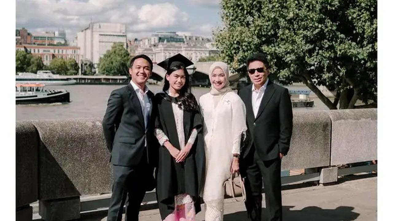 6 Potret Kebaya Namira Adjani saat Wisuda S2 di London, Paduan Kain Pink Menawan