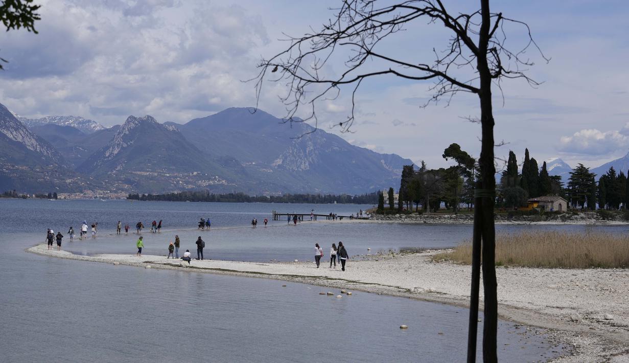 Situasi ini membuat Pulau San Biagio dapat diakses dengan berjalan kaki. (AP Photo/Luca Bruno)