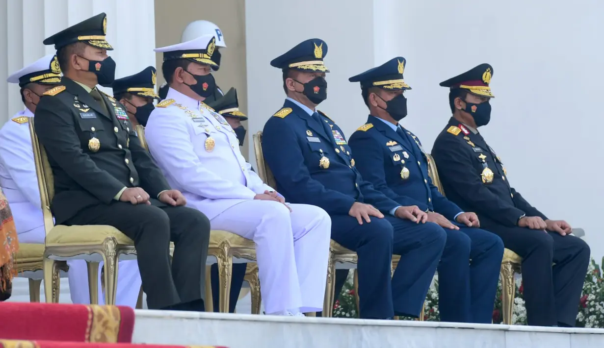 Panglima TNI Jenderal Andika Perkasa, Kapolri Jenderal Listyo Sigit Prabowo, Kepala Staf TNI AD  Jenderal Dudung Abdurachman, Kepala Staf TNI AL Laksamana Yudo Margono, dan Kepala Staf TNI AU Marsekal Fadjar Prasetyo hadir dalam upacara Praspa TNI-Polri tahun 2022 di Istana Merdeka, Jakarta, Kamis (14/7/2022). (Foto: Biro Pers Sekretariat Presiden)