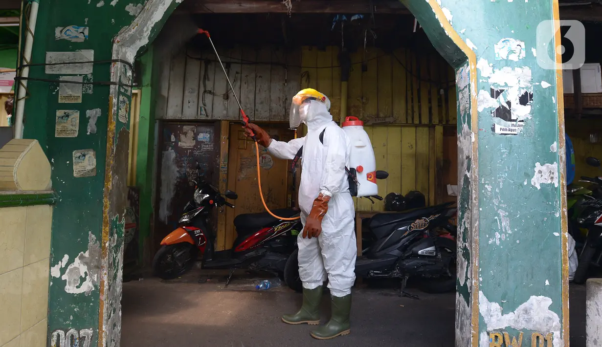 Petugas PMI melakukan penyemprotan disinfektan di pemukiman rumah warga  RW 01 Jakarta Pusat, kamis (9/7/2020). Penyemprotan ini untuk mencegah penyebaran virus corona (COVID-19). (merdeka.com/Imam Buhori)