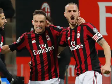 Pemain AC Milan, Giacomo Bonaventura berselebrasi dengan timnya setelah mencetak gol ke gawang Sampdoria dalam lanjutan pertandingan Serie A di San Siro, Minggu (18/2). AC Milan menundukkan tamunya Sampdoria dengan skor tipis 1-0. (AP/Antonio Calanni)