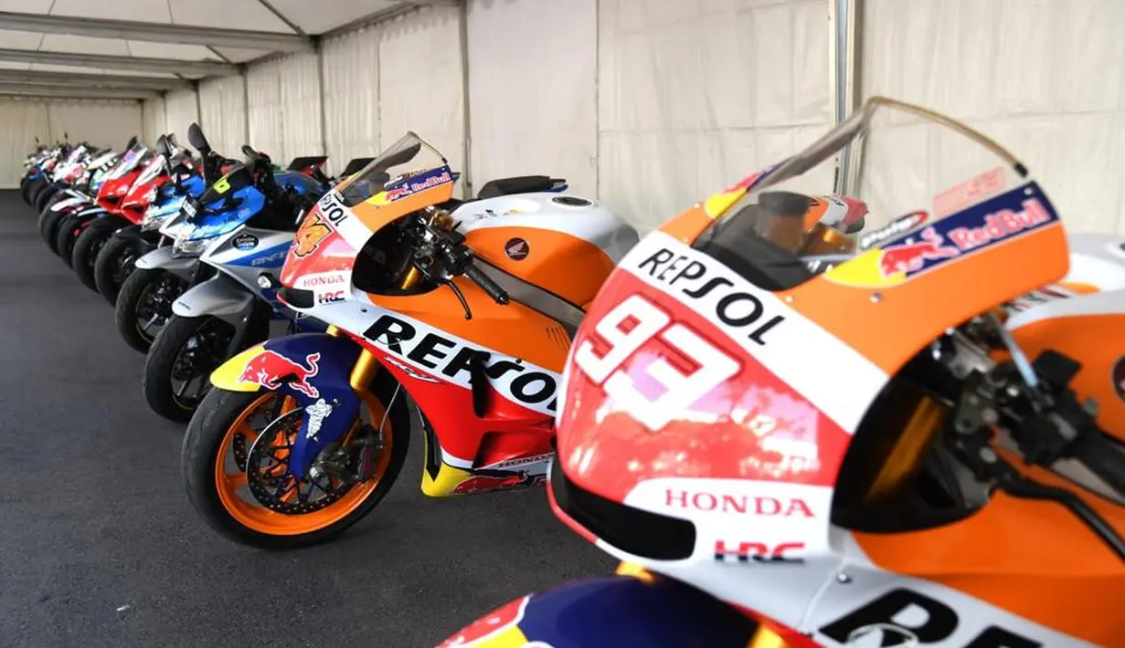 Sejumlah motor milik pembalap MotoGP di Istana Merdeka, Jakarta, Rabu (16/3/2022). Hari ini, Jokowi menerima sejumlah pembalap MotoGP yang sebagian besar merupakan rider yang akan tampil pada MotoGP Mandalika, 18-20 Maret 2022. (Lukas - Biro Pers/Setpres)
