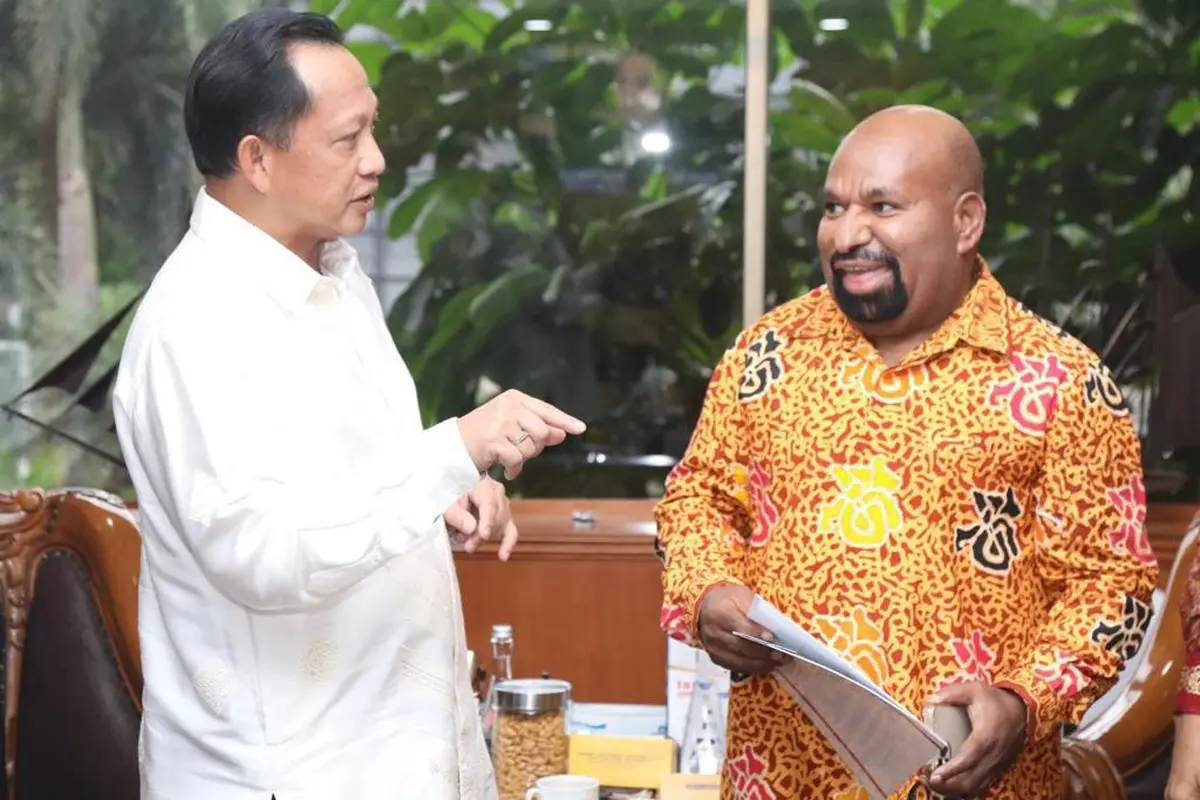 Gubernur Papua, Lukas Enembe, menemui Menteri Dalam Negeri (Mendagri) Tito Karnavian (Istimewa)