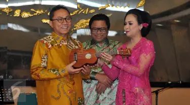 Penyanyi Keroncong Sundari Sukoco memberikan cenderamata ukulele kepada Ketua MPR Zulkifli Hasan dan Wakil Ketua Oesman Sapta dalam acara sosialisasi Empat Pilar di Nusantara IV Kompleks Parlemen Senayan, Jakarta, Kamis (14/4). (Liputan6.com/Johan Tallo)