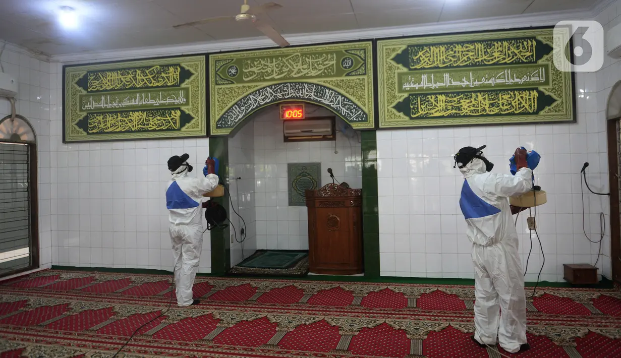 Petugas Dewan Masjid Indonesia (DMI) menyemprotkan cairan disinfektan di Masjid Hablul Muttaqin, Pejambon, Gambir, Jakarta Pusat, Jumat (6/3/2020). Kegiatan ini dilakukan untuk menjaga kebersihan masjid sekaligus mengantisipasi penyebaran virus corona (COVID-19). (Liputan6.com/Angga Yuniar)
