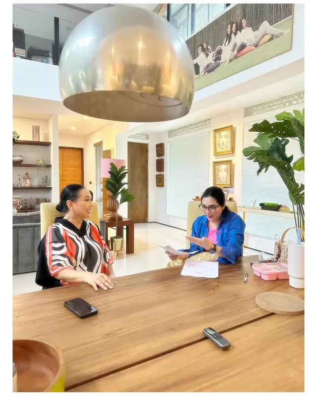 Interiornya estetik, intip 5 potret ruang tengah rumah Titi DJ, piala penghargaan terpajang rapi