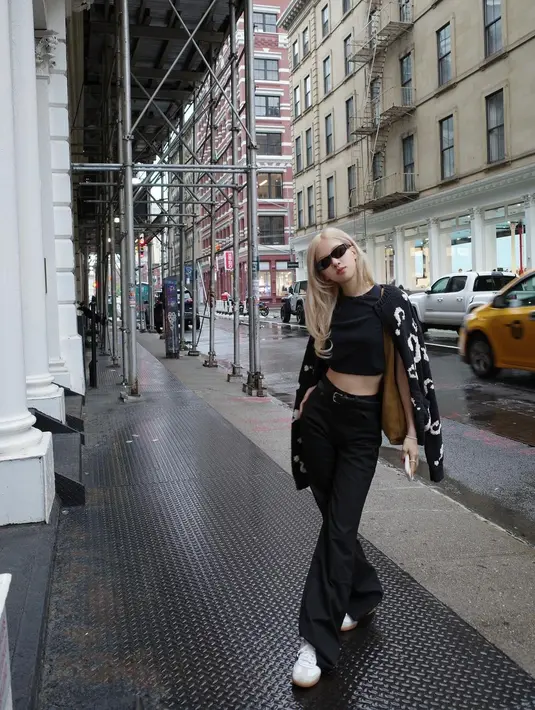 Rose mengenakan cropped top dipadunya dengan celana panjang dan sweater bercorak putih, yang semuanya serba hitam. Vibes misterius semakin kentara dari penampilan Rose ini, karena ia juga memakai sunglasses. [Foto: Instagram/roses_are_rosie]