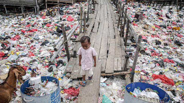 Penampakan Tumpukan Sampah di Perkampungan Nelayan Cilincing