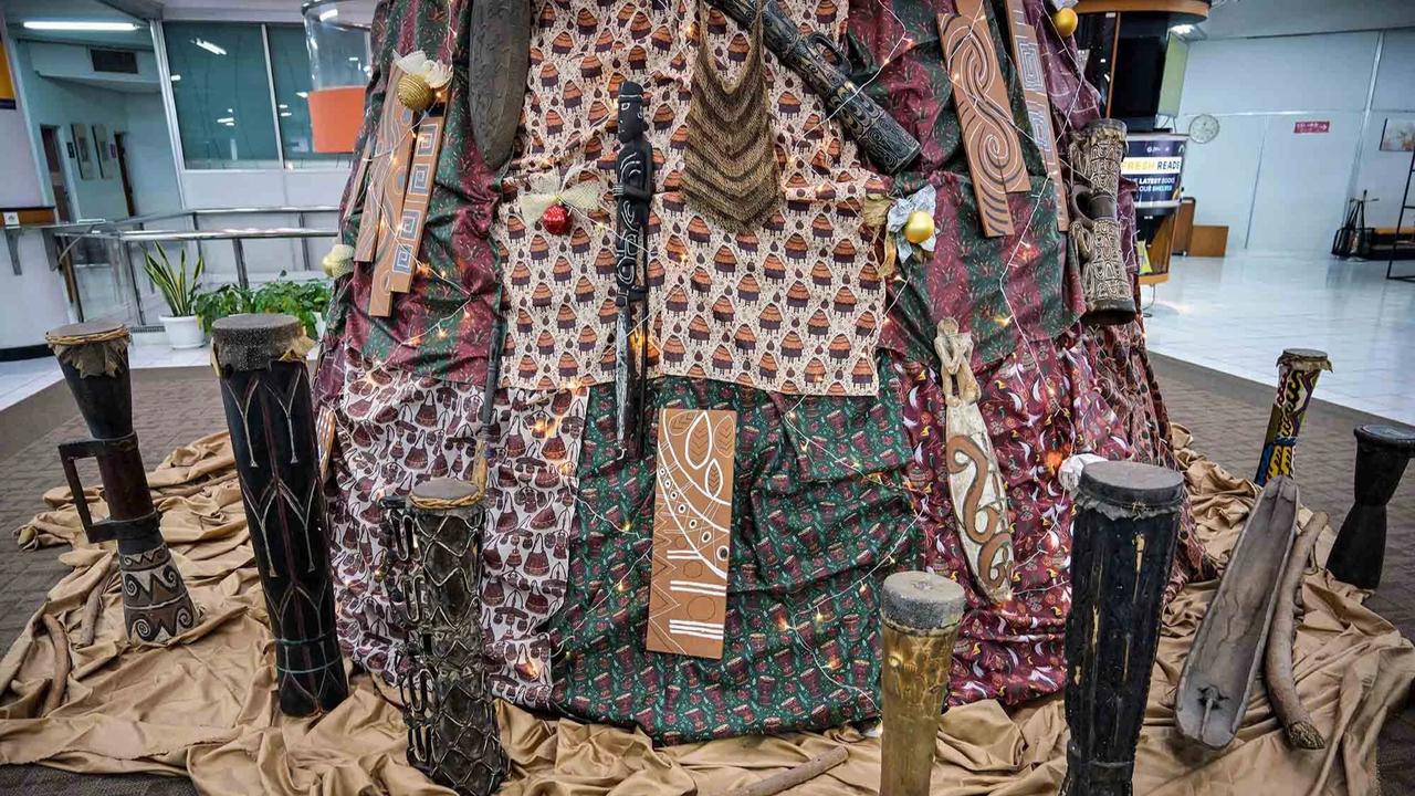 FOTO: Keren! Dekorasi Natal Berbasis AI Angkat Budaya Papua di Surabaya