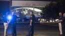 Polisi berjaga di area bioskop Lafayette, Louisiana, AS, Kamis (23/7/ 2015). Lafayette merupakan sebuah kota dari sekitar 120.000 orang terletak sekitar 55 mil (90 km) barat daya dari Baton Rouge. (REUTERS/Lee Celano)