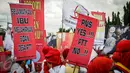 Massa membawa berbagai atribut saat berunjuk rasa di depan Istana Negara, Selasa (20/9). Forum Bidan Desa Pegawai Tidak Tetap (PTT) Indonesia menuntut pemerintah segera mengumumkan seleksi pengangkatan bidan PTT menjadi PNS. (Liputan6.com/Faizal Fanani)
