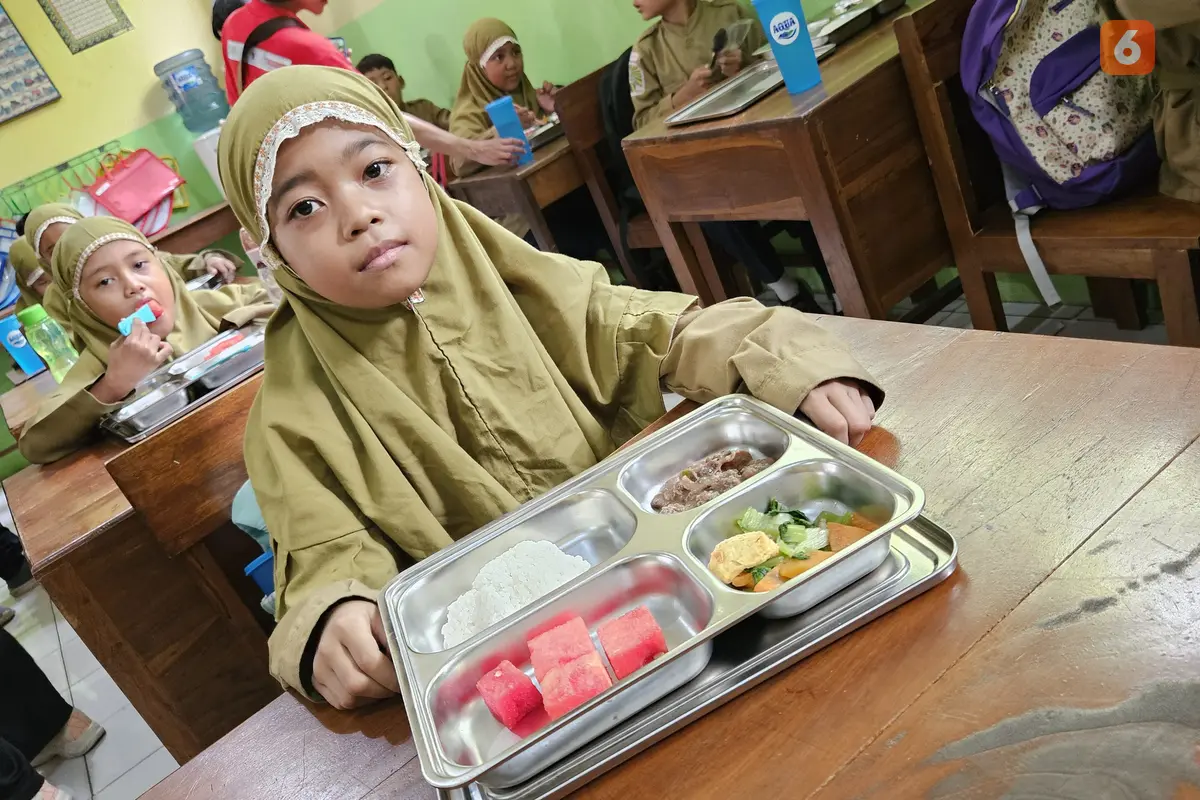 Murid-murid SD Muhammadiyah Sleman menunjukkan antusiasme tinggi menikmati makan bergizi dalam program yang tidak hanya memperkenalkan nutrisi sehat, tapi juga mengajarkan pentingnya peduli lingkungan (Foto: Aditya Eka Prawira/Liputan6.com)