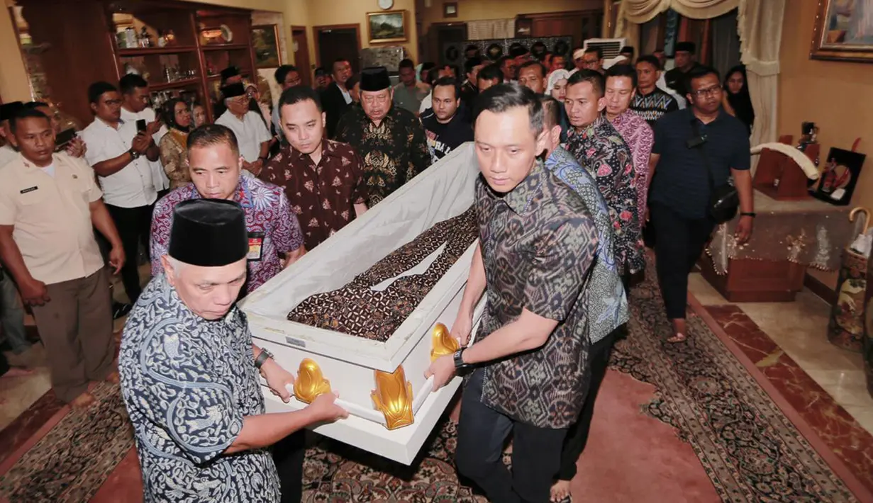 Putra sulung Presiden ke-6 Susilo Bambang Yudhoyono, Agus Harimurti Yudhoyono beserta kerabat menggotong jenazah neneknya almarhumah Siti Habibah saat tiba di Puri Cikeas, Bogor, Jawa Barat, Jumat (30/8/2019). Ibunda SBY wafat di RS Mitra Keluarga, Cibubur. (Liputan6.com/HO/Anung Aninditio)