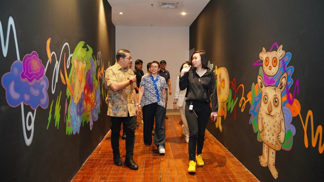 Menteri Ekonomi Kreatif, Teuku Riefky Harsya bersama Wakil Menteri Ekonomi Kreatif, Irene Umar mengunjungi pameran Pipilaka Calling di Sarinah Thamrin