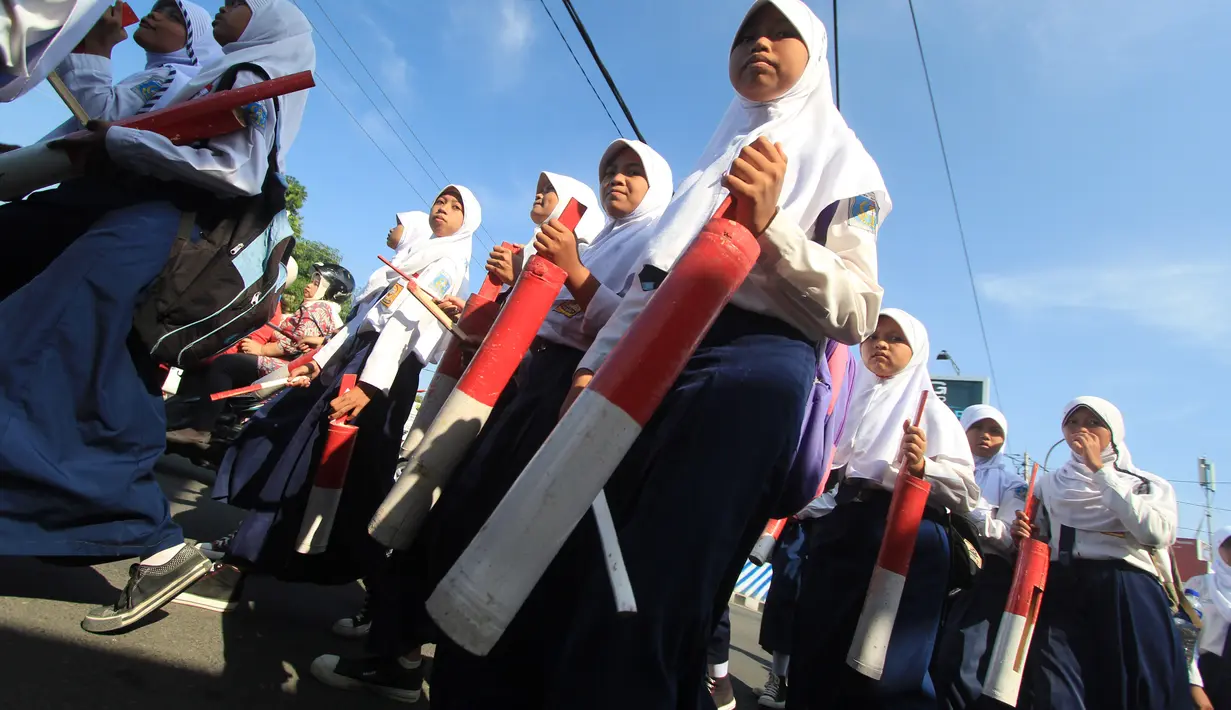 Sejumlah pelajar dari berbagai daerah mengikuti pawai menyambut pergantian Tahun Baru Islam dengan membunyikan kentongan bambu di Indramayu, Jawa Barat, Jumat (24/10/2014). (Antara Foto/Dedhez Anggara)