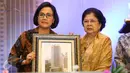 Menkeu Sri Mulyani Indrawati bersama istri mantan Menkeu Mar'ie Muhammad, Ayu Resmayati, foto bersama saat acara penetapan nama Gedung Utama Kantor Pusat Direktorat Jenderal Pajak (DJP) di Jakarta, Kamis (19/1). (Liputan6.com/Immanuel Antonius)