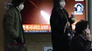 Layar TV menunjukkan gambar file peluncuran rudal Korea Utara selama program berita di Stasiun Kereta Api Seoul di Seoul, Korea Selatan, Jumat (24/2/2023). Uji coba itu adalah yang terbaru dari serangkaian uji senjata yang telah meningkatkan ketegangan di semenanjung Korea. (AP Photo/Ahn Young-joon)