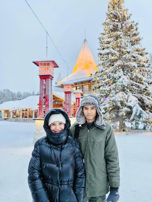 Setelah lebih dari dua dekade berkarier, Rossa akhirnya memutuskan untuk cuti dan tak mengambil pekerjaan di malam tahun baru. Keputusan itu diambil demi bisa fokus menemani Rizky menikmati waktu berharga bersama. Menurut Rossa, liburan kali ini terasa berbeda karena Rizky akan segera memasuki fase baru dalam hidupnya. (Liputan6.com/IG/@itsrossa910)