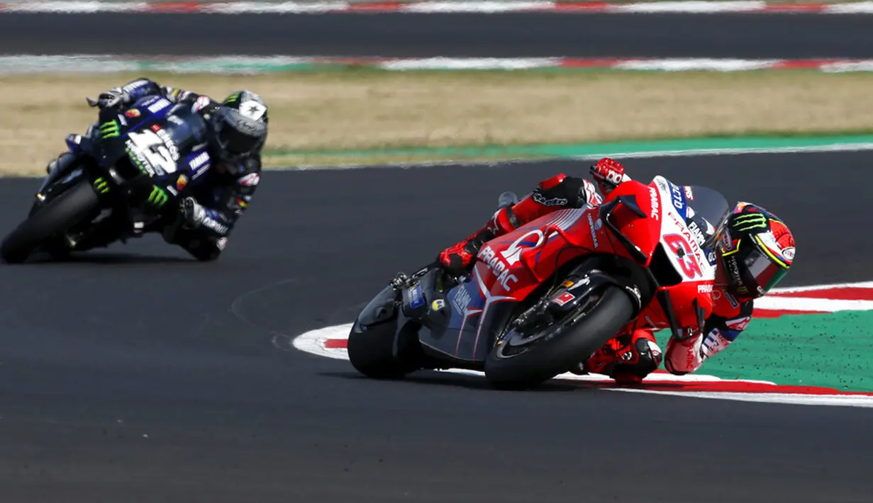 Pembalap MotoGP Francesco Bagnaia melintasi tikungan diikuti Maverick Vinales pada pertandingan MotoGP Emilia Romagna 2020 di Sirkuit Misano, Misano Adriatico, Italia, Minggu (20/9/2020). Maverick Vinales keluar sebagai juara disusul Joan Mir dan Pol Espargaro. (AP Photo/Antonio Calanni)