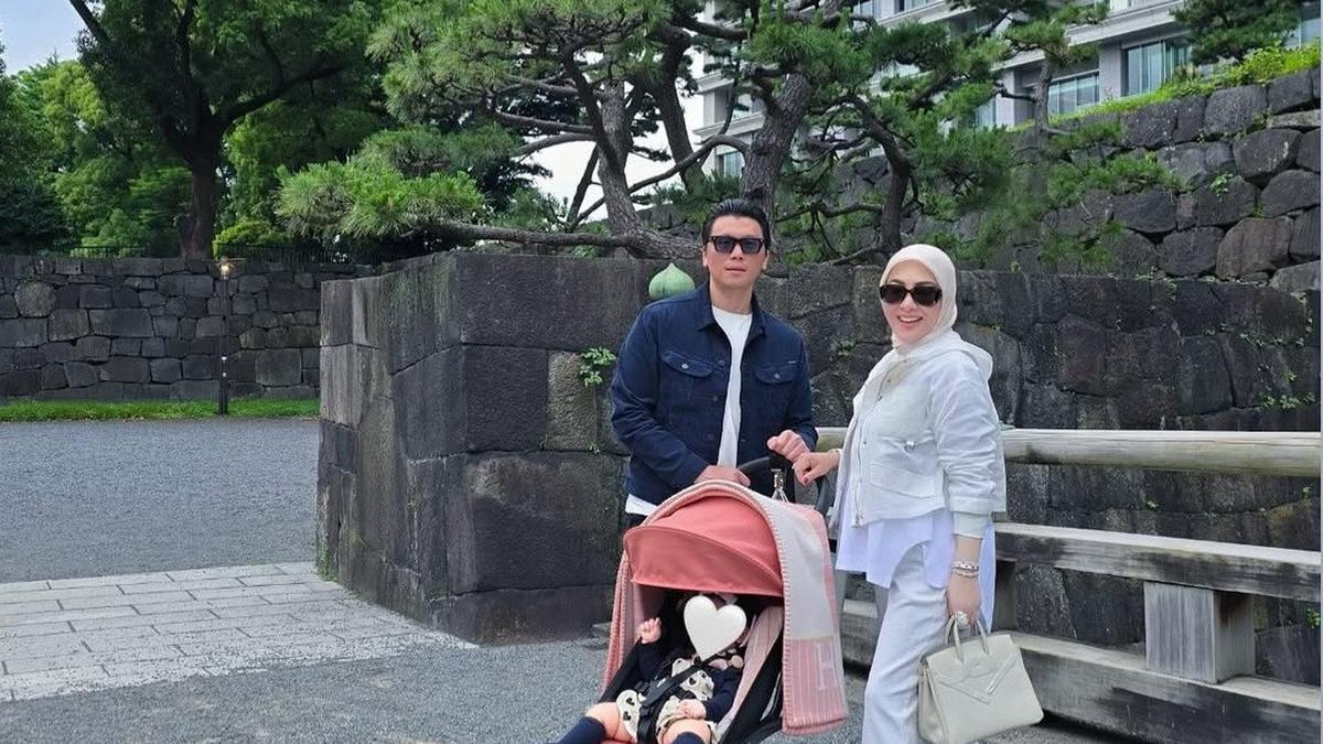 Model Baju Bayi Baby R Anak Syahrini saat Rayakan Idul Adha 2025 di Tokyo, Tampil Manis dan Berkelas