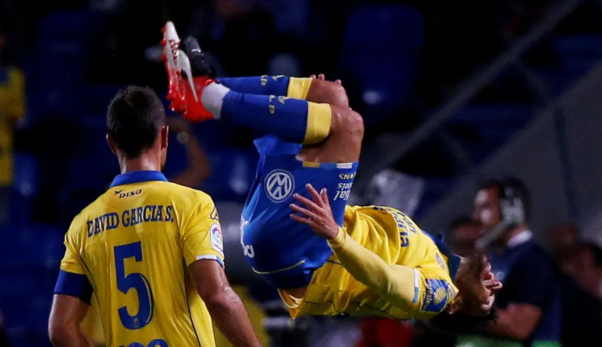 Selebrasi pemain Las Palmas, Tana, setelah mencetak gol pertama ke gawang Real Madrid dalam lanjutan La Liga di Gran Canaria, Las Palmas, Minggu (25/9/2016) dini hari WIB. (Reuters/Juan Medina)