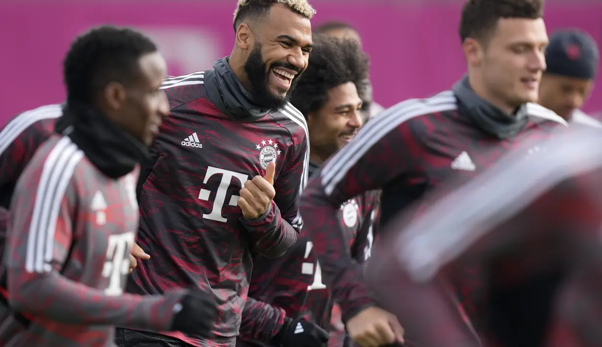 Penyerang Bayern Muenchen,Eric Maxim Choupo-Moting tersenyums saat menghadiri sesi latihan di Munich, Jerman, Selasa (7/3/2023). Bayern akan bertanding melawan Paris Saint Germain (PSG) pada leg 2 babak 16 besar Liga Champions 2022/2023 di Allianz Arena. (AP Photo/Matthias Schrader)
