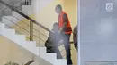 Dokter Bimanesh Sutarjo menaiki tangga saat akan menjalani pemeriksaan di Gedung KPK , Jakarta, Rabu (6/2). Bimanesh merupakan dokter yang menangani Novanto ketika mengalami kecelakaan pada 16 November 2017 saat dicari KPK. (Liputan6.com/Herman Zakharia)