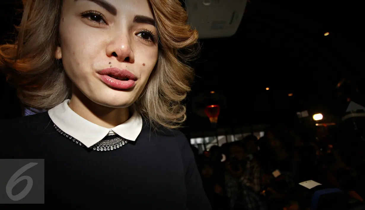 Nikita Mirzani saat menghadiri acara di Senayan City, Jakarta, Rabu (27/1/2016). Nikita mendapat uang Rp.100 juta dari Vidio.com karena videonya di Vidio.com telah dilihat 1 juta penonton. (Liputan6.com/Immanuel Antonius)