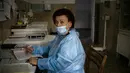 Spesialis penyakit menular Dr Maria Bogoeva (82) saat shiftnya di unit Covid-19 di sebuah rumah sakit kecil di Bulgaria pada 20 Januari 2021. Dia adalah salah satu dari sekumpulan dokter lansia yang memerangi kengerian virus di sistem perawatan kesehatan Bulgaria yang kewalahan (Dimitar DILKOFF/AFP)