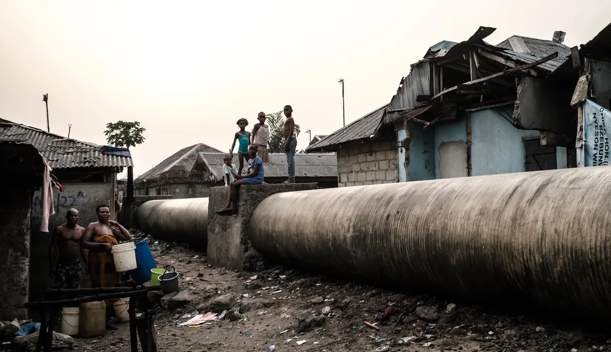 Anak-anak bermain di pipa drainase di permukiman informal Abba Nanka di Port Harcourt, Nigeria selatan (14/2). Nigeria akan mengadakan pemilihan presiden dan parlemen 16 Februari 2019. (AFP Photo/Yasuyoshi Chiba)