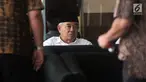 Tokoh PPP Jawa Timur Asep Saifuddin Chalim menunggu di ruang tunggu sebelum menjalani pemeriksaan di Gedung KPK, Jakarta, Senin (25/3). Kiai Asep diperiksa sebagai saksi untuk tersangka Romahurmuziy dalam kasus dugaan suap jual beli jabatan di lingkungan Kementerian Agama. (merdeka.com/Dwi Narwoko)