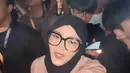 Tak hanya berdua, mereka turut hadir bersama keluarga seperti Putri Delina yang tampil dengan blus warna pink dan hijab hitamnya.  [@rizkyfbian].