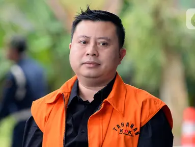 Staf Sekjen PDIP Hasto Kristiyanto, Saeful Bahri tiba di Gedung KPK, Jakarta, Selasa (18/2/2020). Saeful Bahri diperiksa sebagai tersangka terkait kasus dugaan penerimaan hadiah atau janji penetapan anggota DPR Terpilih 2019-2024. (merdeka.com/Dwi Narwoko)