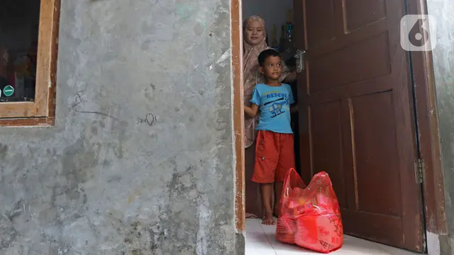 Distribusi Bahan Pokok untuk Warga Terkonfirmasi COVID-19 di Cipayung