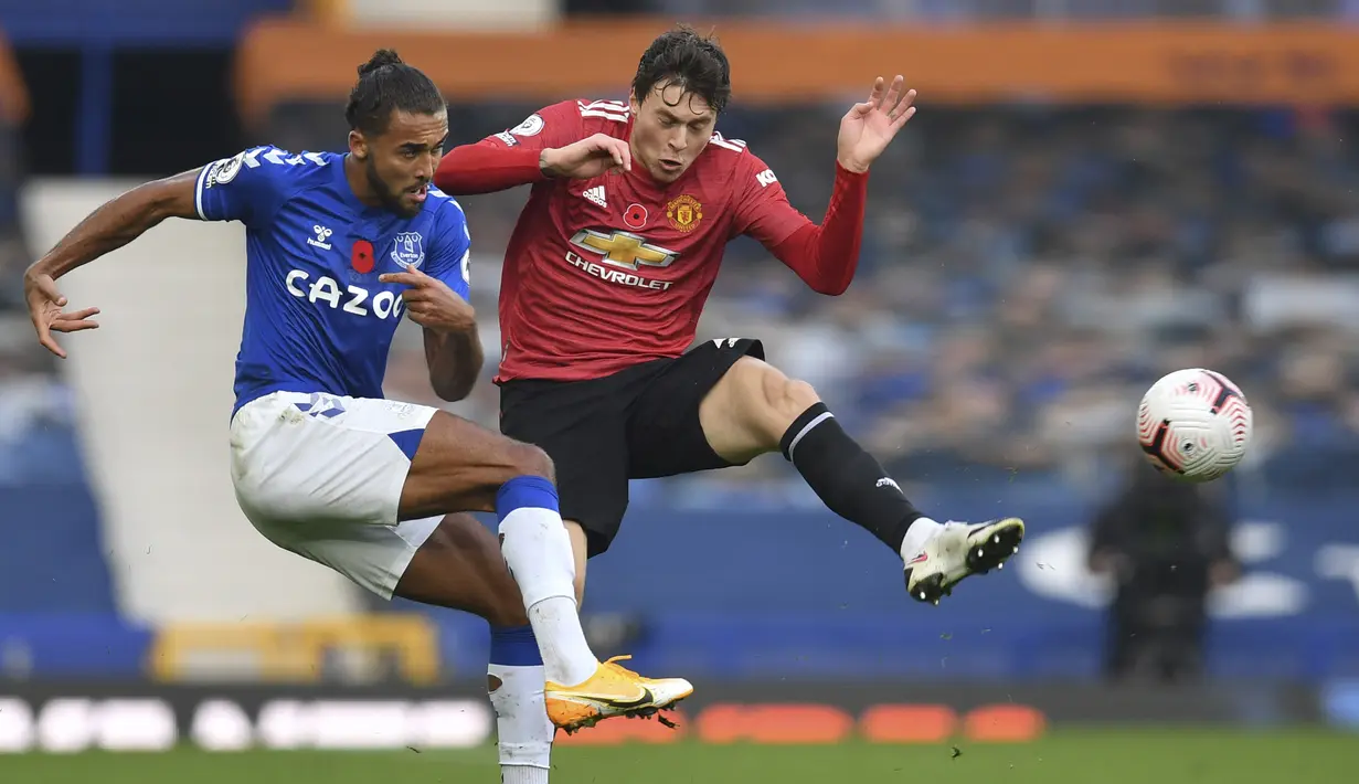 Bek Manchester United, Victor Lindelof, berebut bola dengan penyerang Everton, Dominic Calvert-Lewin, pada laga lanjutan Liga Inggris di Goodison Park Stadium, Sabtu (7/11/2020) malam WIB. Manchester United menang 3-1 atas Everton. (Paul Ellis/Pool via AP)
