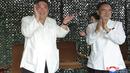 <p>Pemimpin Korea Utara Kim Jong-un (kiri) bertepuk tangan saat menyaksikan uji tembak rudal balistik antarbenua baru (ICBM) "Hwasong-18" di lokasi yang dirahasiakan di Korea Utara, pada 12 Juli 2023.(Korean Central News Agency/Korea News Service via AP)</p>