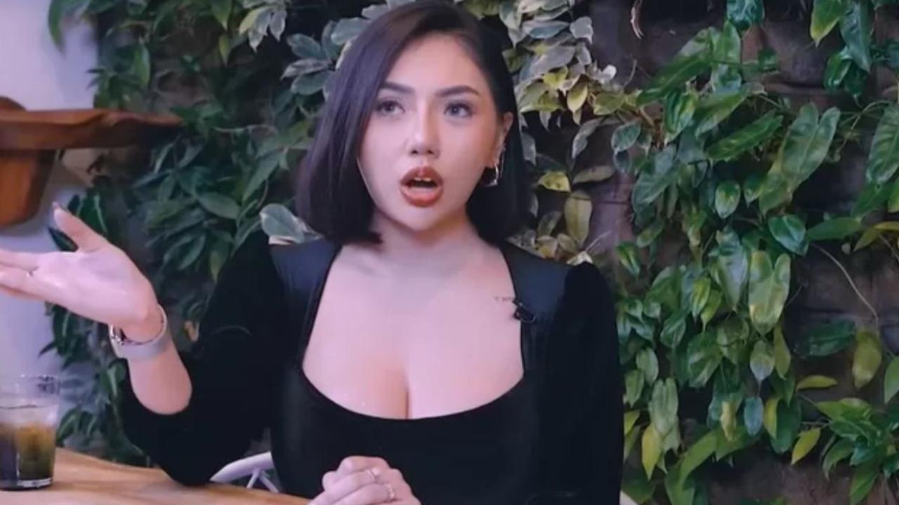 Awalnya sempat menolak terlibat pembuatan film, Melly terpaksa mau karena berkali-kali dihubungi Irwansyah.&nbsp;