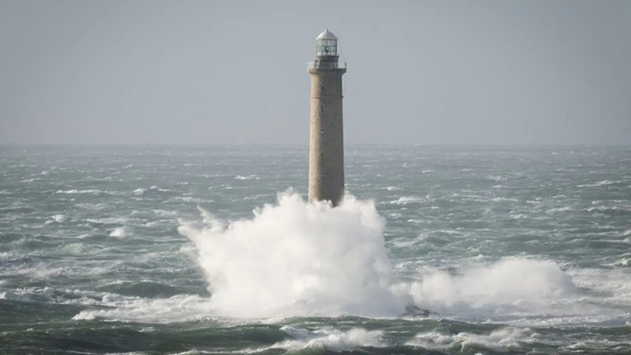 Badai yang datang dari Samudra Atlantik menerjang pesisir Prancis, termasuk kawasan mercusuar Goury di Bretagne.