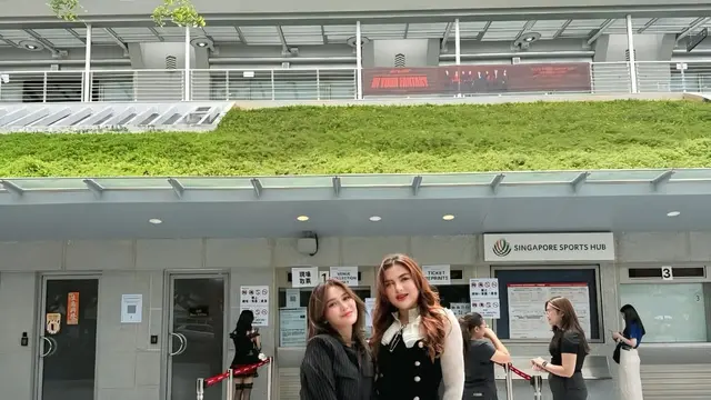 Gaya Duo Ibu Ayu Ting-Ting dan Vicky Shu Ngebucin Saat Konser ATEEZ di Singapura, Tampil Edgy dengan Boots