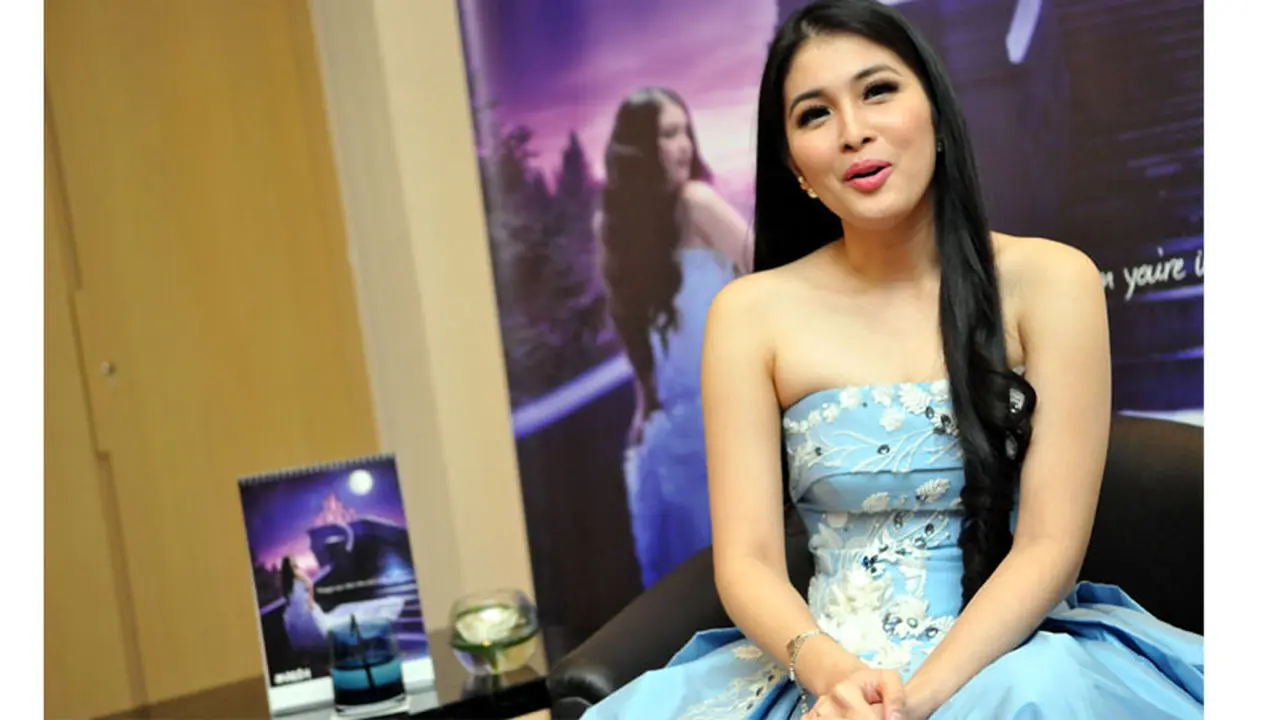 Cantiknya Sandra Dewi Disulap Jadi Cinderella