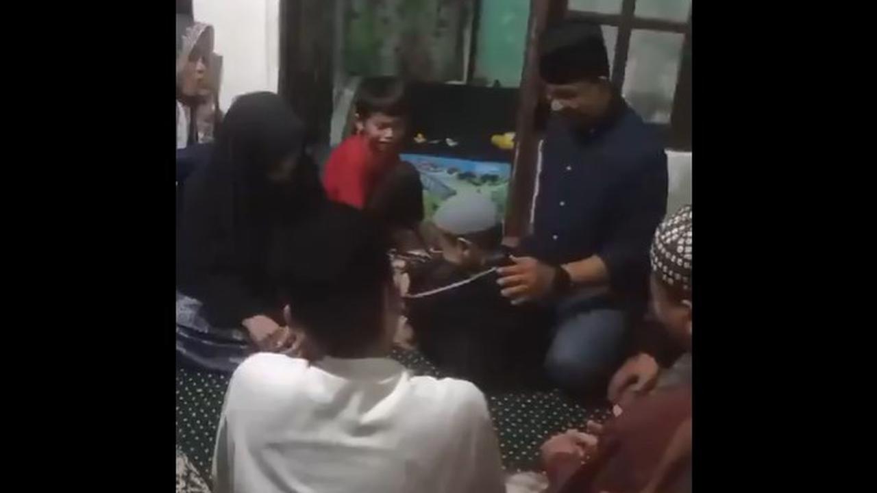 Anies Baswedan Berkunjung ke Rumah Pendukungnya yang Meninggal Dunia Saat Kampanye Akbar.