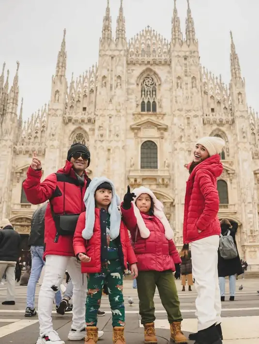 Selain naik gondola, keduanya mengunjungi berbagai tempat-tempat wisata ikonik yang biasanya ramai dikunjungi wisatawan. Salah satunya ialah Duomo di Milano di Milan. Berfoto bersama dengan jaket yang memiliki warna senada, keluarga ini pun terlihat kompak. (Liputan6.com/IG/@jud1ka)