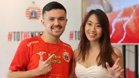 Ada yang menarik dalam momen perkenalan pemain anyar Persija Jakarta, Oliver Bias saat diperkenalkan manajemen Macan Kemayoran di Persija Store, Kuningan, Jakarta Selatan, Kamis (27/7/2023). Ada sosok wanita cantik bernama Kaye Lavin yang setia mendampingi Oliver Bias, sang pujaan hati. Seperti apa pesona kecantikannya? Simak deretan fotonya berikut ini. (Bola.com/Abdul Aziz)