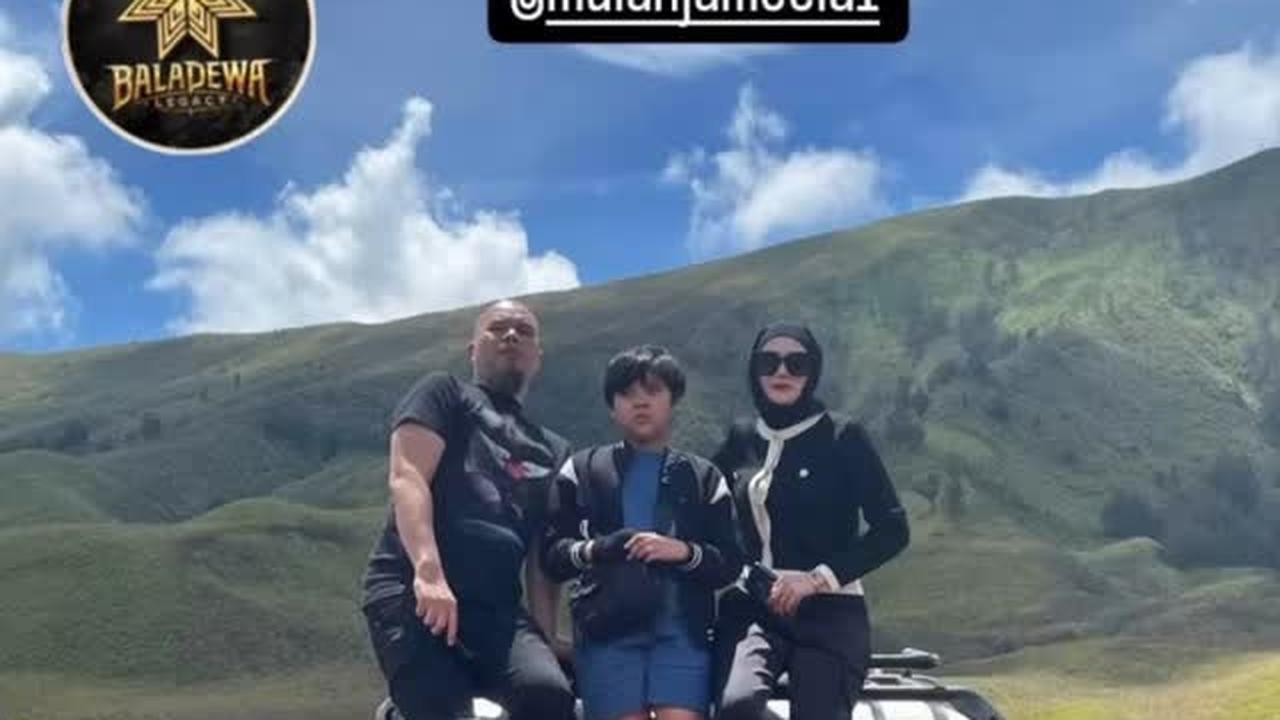6 Potret Liburan Ahmad Dhani, Mulan Jameela dan Anak di Bromo, Kompak!